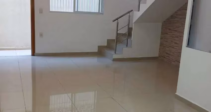 Vendo excelente casa em condomínio fechado com 2 dorms e vaga de garagem