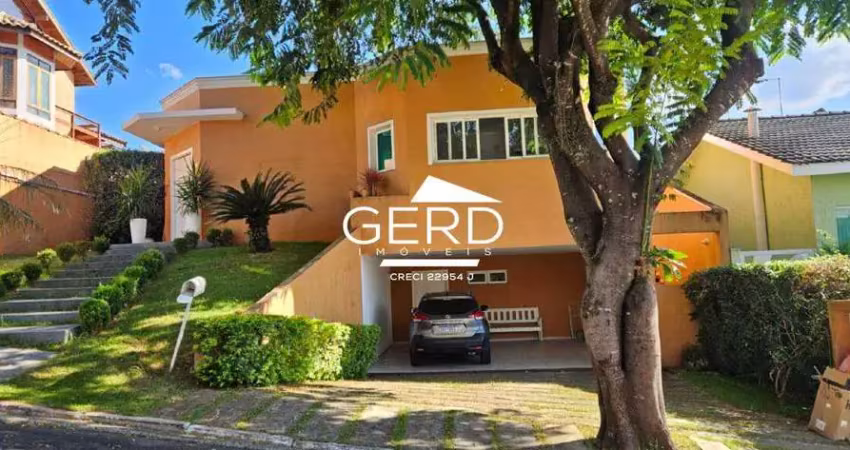 Casa de alto padrão em condomínio fechado com piscina e energia solar