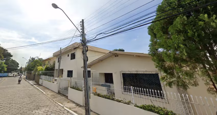 Sobrado a venda com 3 dormitórios + casa com 2 dormitórios