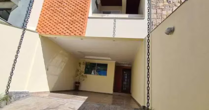 Confortável sobrado próximo ao aramaçã. 3 suítes, 4 vagas!