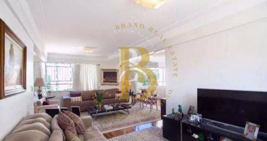 Apartamento com acabamentos refinados, localizado em Moema.