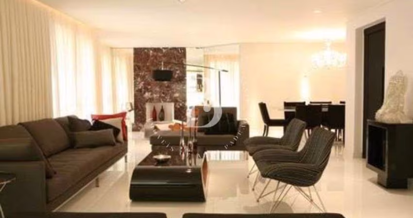 Lindo duplex com acabamentos refinados, localizado no Jardim América.