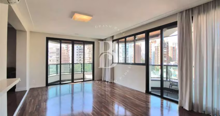 Apartamento com terraço e vista permanente, localizado em Moema.
