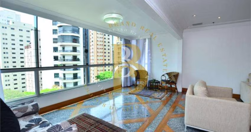 Apartamento com acabamentos refinados, terraço aberto, piso de mármore e vista livre.