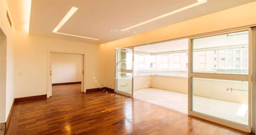 Apartamento com ótima varanda com vista para o Parque, localizada no Brooklin.