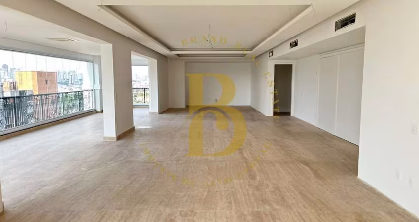 Magnifico apartamento em condomínio neoclássico, localizado em Moema.