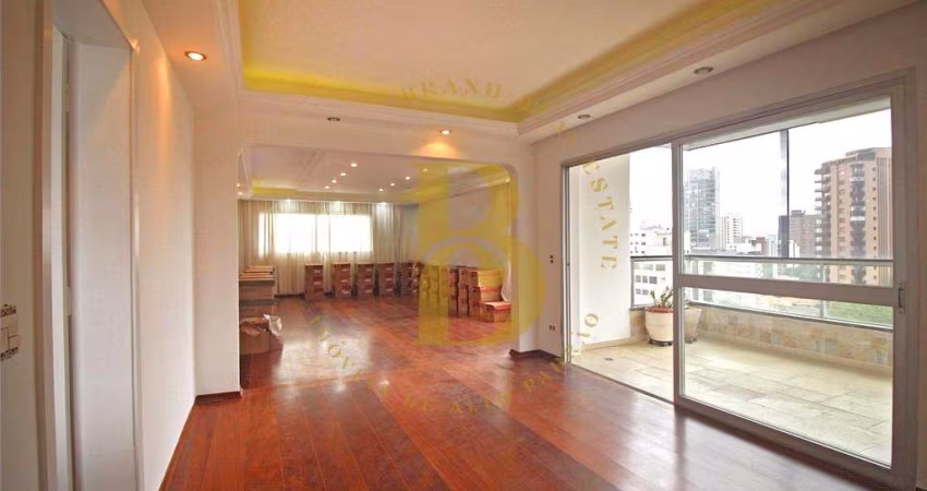 Charmoso apartamento, em andar alto, localizado em Moema.