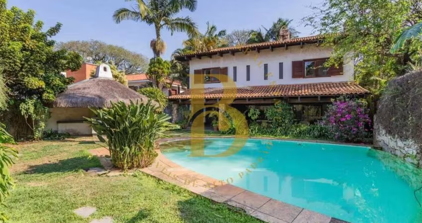 Casa com 377 m² de área construída com amplo terreno, 3 quartos sendo 3 suítes com 4 vagas, à venda no bairro Alto de Pinheiros.