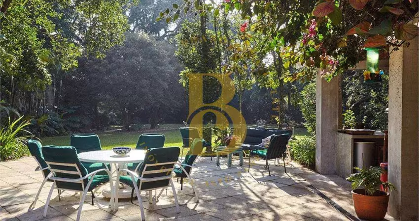 Casa com 660 m², 5 quartos sendo 3 suítes à venda no bairro Morumbi.