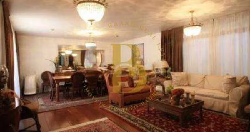 Casa com 453 m², 4 quartos sendo 2 suítes à venda no bairro Alto de Pinheiros. Para reforma.