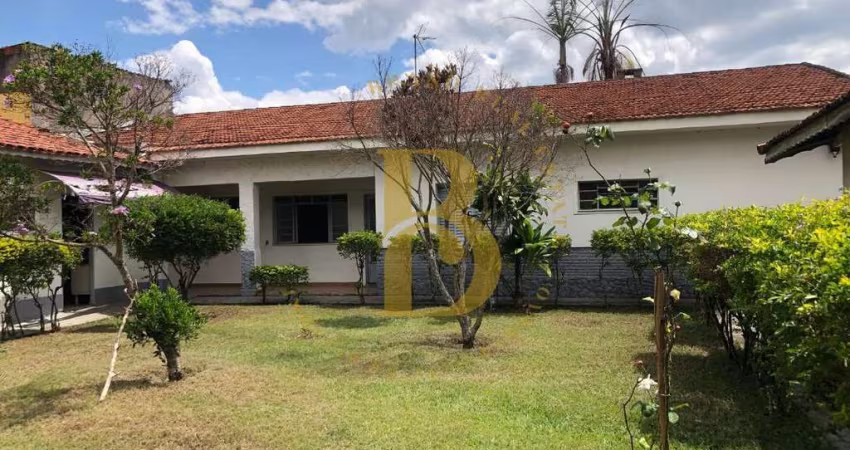 Casa à venda de 220m² privativo, em terreno de 1000m² no bairro Alvinópolis - Atibaia