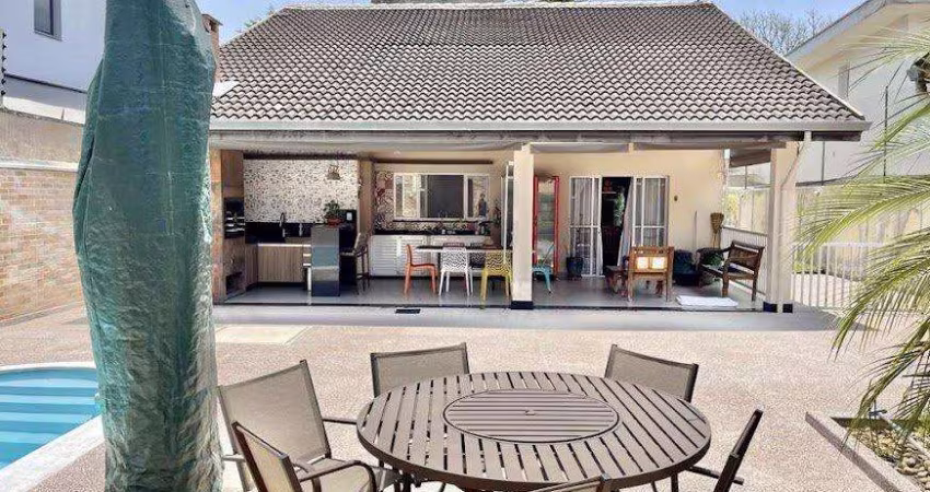 Casa Térrea na Granja Viana - Carapicuíba - 596m² - 5 Dormitórios sendo 3 Suítes- 4 Vagas