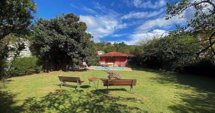 Casa na Fazendinha - Cond. Chácara Vale do Rio Cotia - 1.000m² - 3 Suítes - 4 Vagas
