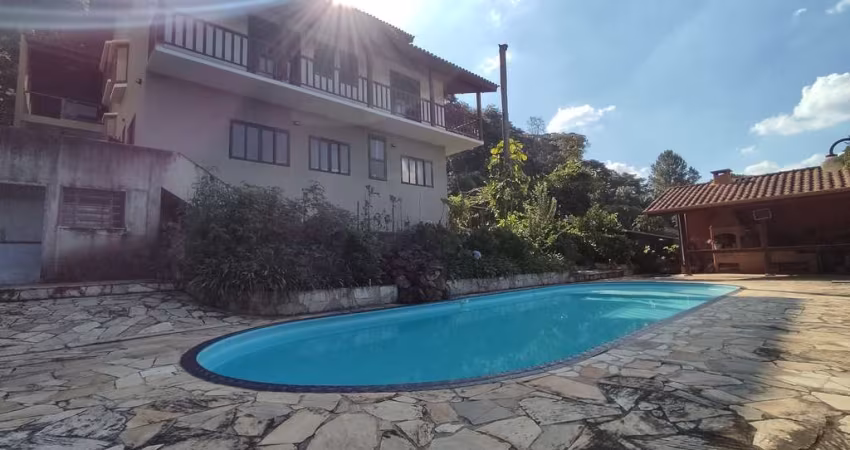 Belíssima Casa em Cotia - Condomínio Dom Henrique - Área de 1.150m² - 5 Quartos - 3 Vagas
