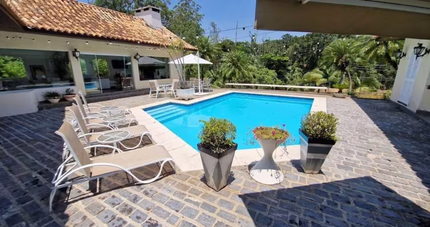 Condomínio Granja do Lago - Térrea com estilo! Piscina, adega, vista e apto hóspedes!