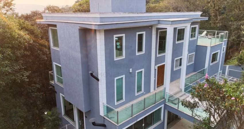 Casa Imponente com 3 Suítes e Closet e piscina no condomio Alpes da Cantareira