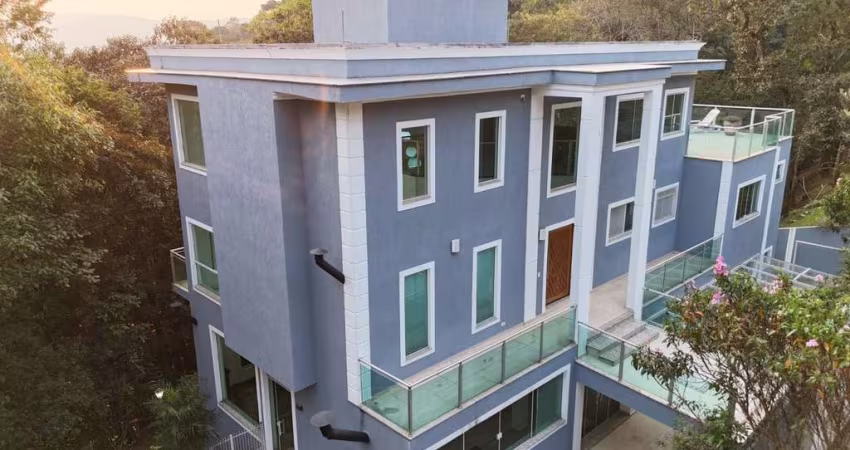 Casa Imponente com 3 Suítes e Closet e piscina no condomio Alpes da Cantareira