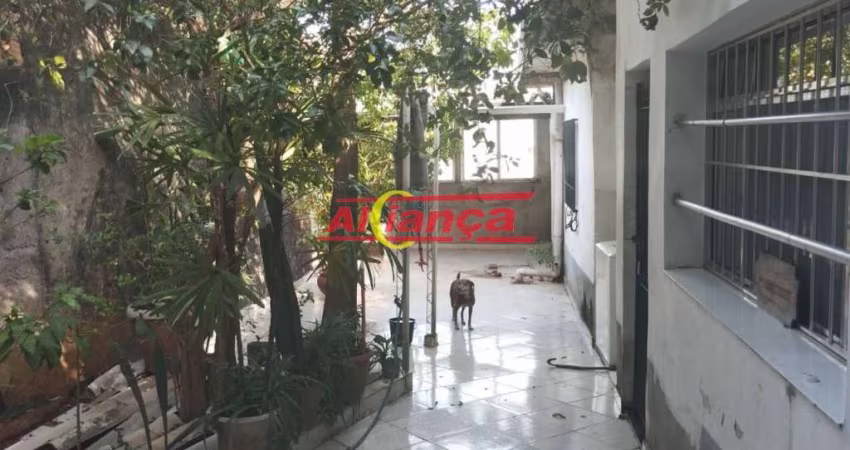 Casa térrea no Jardim Munhoz,  espaçoso quintal com árvores frutíferas em uma rua bem tranquila!