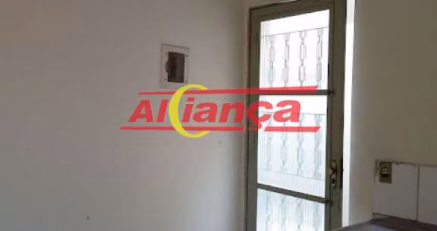 Casa estilo Kitnet para alugar, 35 m² - Cocaia, por R$ 750,00