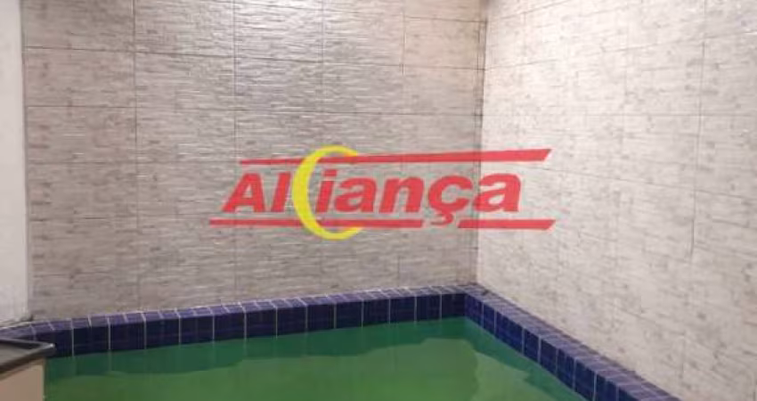 Sobrado com piscina para alugar com 3 quartos e 1 vaga coberta, Jd. Cumbica - Por R$