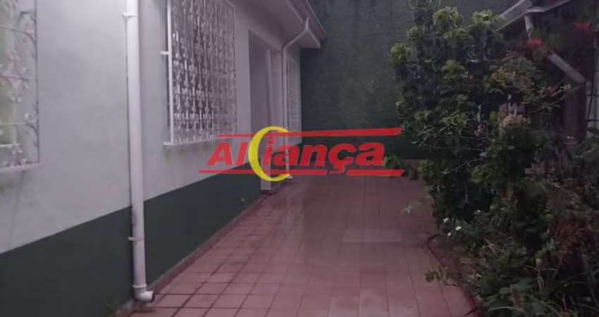 CASA  TERREA  COM JARDIM E QUINTAL