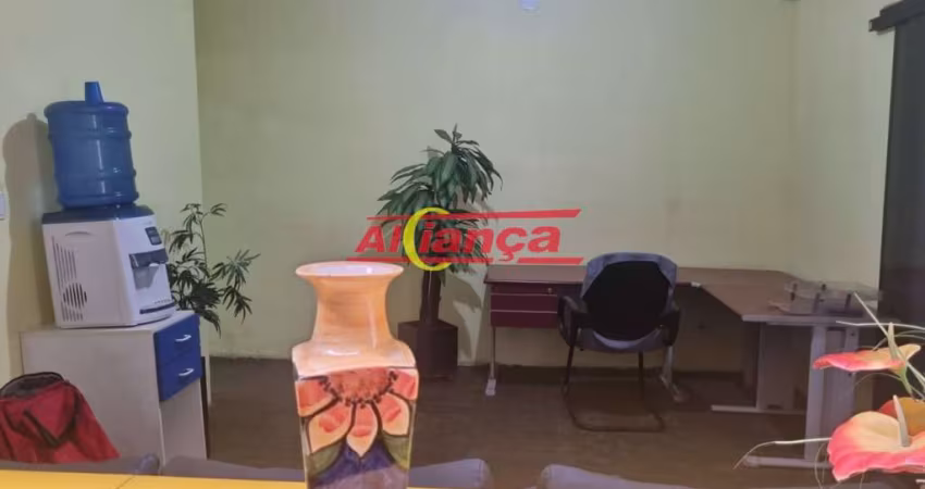 **Oportunidade Única: Sobrado Comercial no Jardim Moreira - Guarulhos**