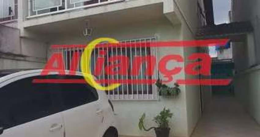 Sobrado em Guarulhos, 3 quartos, 2 banheiros, amplo quintal e ótima localização!