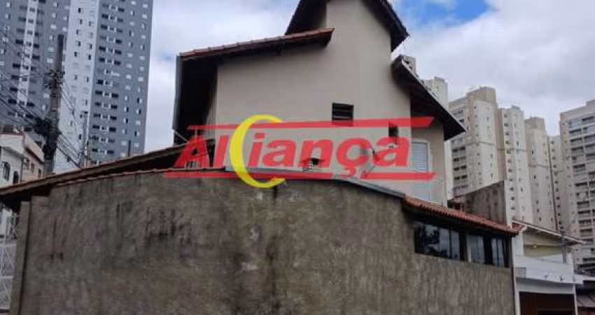 Sobrado Residencial com 3 dormitórios, sendo uma suíte, mais 2 Banheiros, Garagem Coberta.