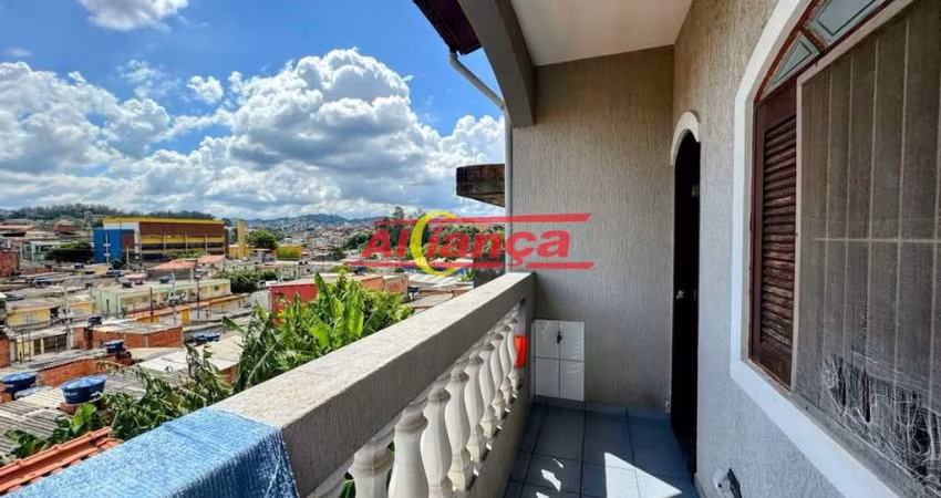 Sobrado com 3 casas no quintal e opção de ponto comercial na garagem.