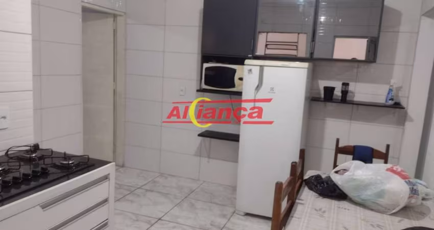 Casa com 2 dormitórios,  garagem para 2 carros e amplo quintal com churrasqueira