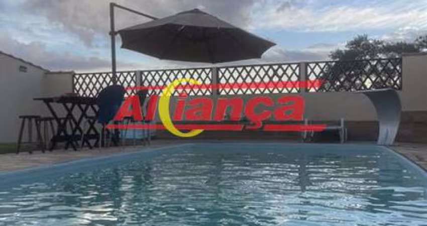 Sitio  com 2 suítes, área gourmet, piscina aquecida e 3 vagas em bairro tranquilo.