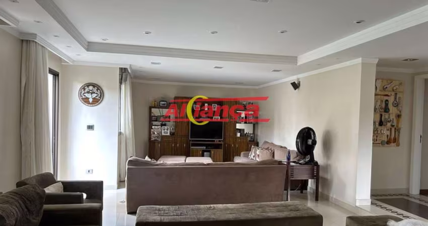 Apartamento com 3 suítes, 2 vagas, 183m², varanda, hidromassagem e hall privativo. Muito espaçoso!