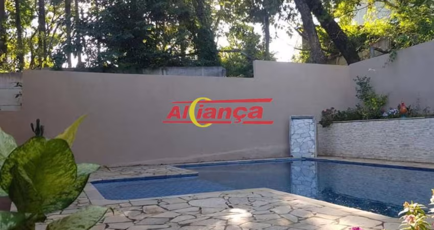 Casa moderna com 3 suítes, área gourmet, piscina e 5 vagas em bairro tranquilo e arborizado.