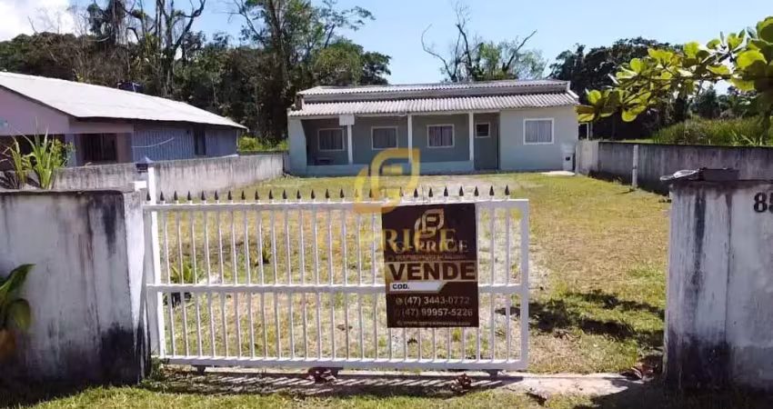 Excelente casa com amplo espaço de terreno apenas 850mts do mar
