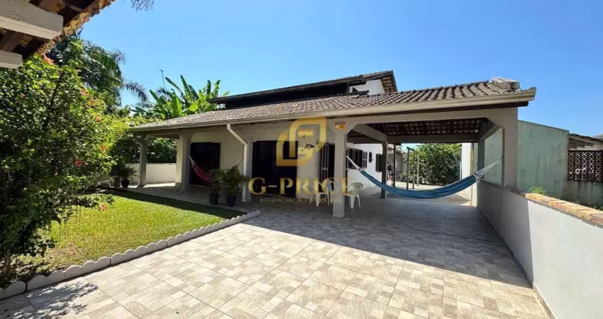Ampla casa com quintal e edícula apenas 250m do mar