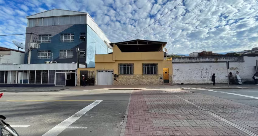 Ótima oportunidade de 3 casas em um único terreno, ideal para família ou construtor