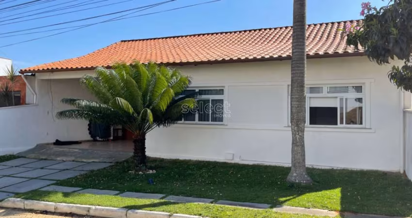 Casa em condomínio com lazer completo.