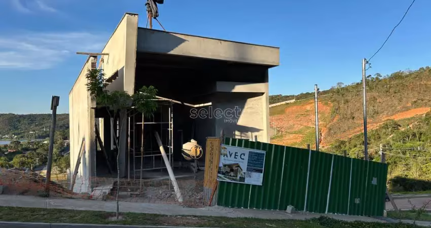 Belíssima casa com 3 suítes em condomínio fechado próximo a represa do São Pedro