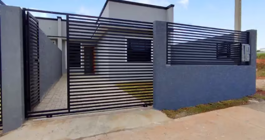 Linda casa 3 dormitórios de frente para rua no capela velha