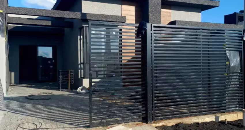 Linda casa 3 dormitórios de frente pra rua no capela velha