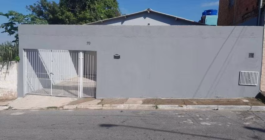 Excelente Casa Terrea com 3 quartos, 3 vagasde garagem e quintal.