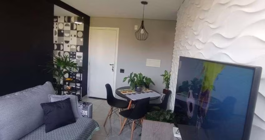 Lindo Apartamento, com reforma nova em condomínio fechado.