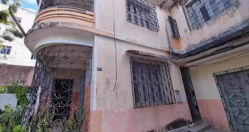 Uma casa duplex medindo 760,5m², localizada na av. francisco sá.