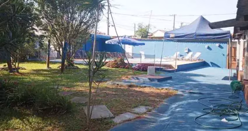 Chácara com 4 quartos, sendo 1 suíte; piscina e churrasqueira; e 4 vagas; em Suzano/SP.