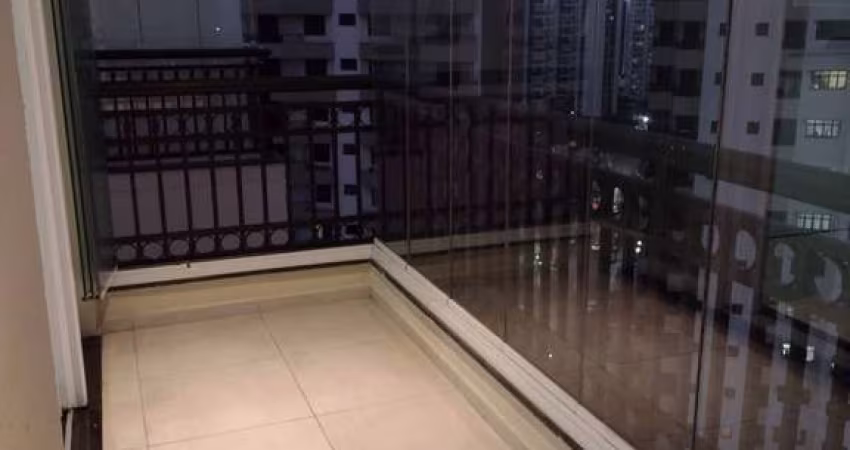 Apto muito charmoso, ampla sacada fechada. Excelente localização !!!