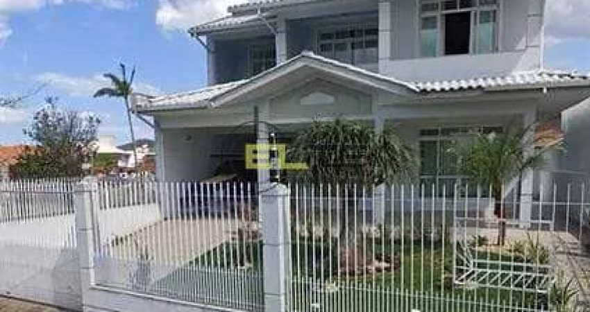 Casa de 04 dormitórios (01 suíte), área gourmet com churrasqueira a 40m do Mar na Praia de Fora - P