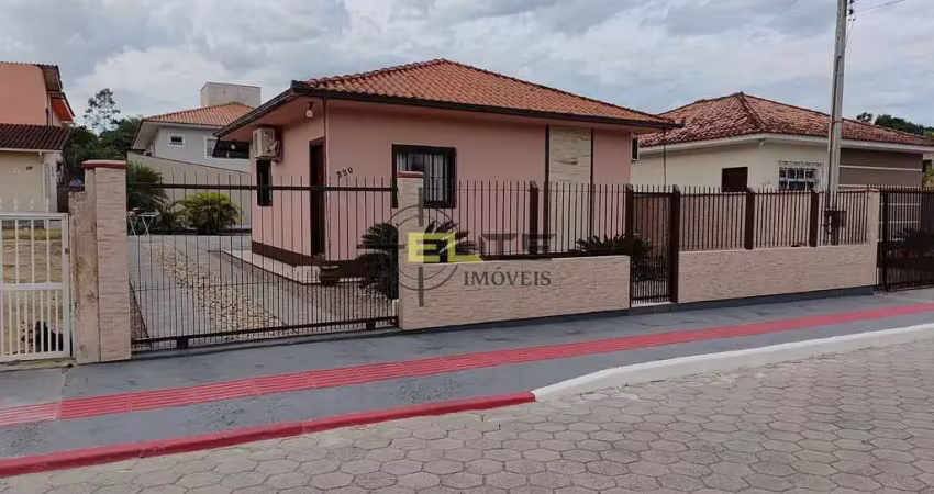 Casa de 2 dormitórios semi-mobiliada com amplo terreno e piscina, em guaporanga-biguaçu/sc.