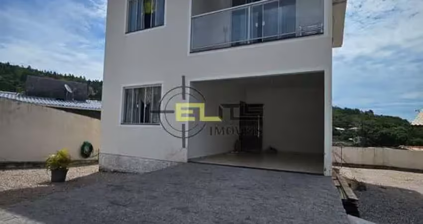 Casa de 2 dormitórios mobiliada, com sacada e vista mar em governador celso ramos.