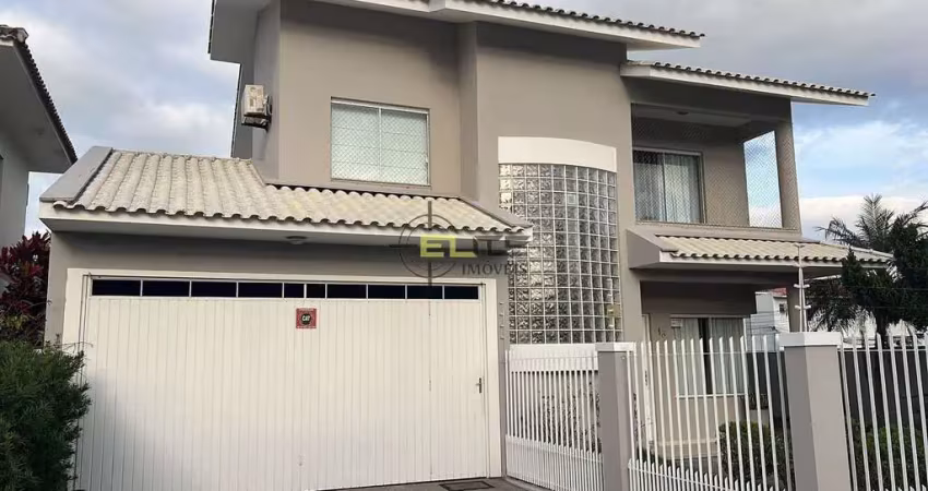 Ampla casa com 3 dormitórios, piscina e  mobiliada, no centro de palhoça.