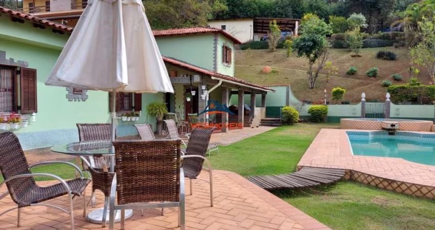 Casa de Luxo em Condomínio no Saboó, São Roque-SP: 5 quartos, 2 suítes, 3 salas, 6 banheiros, 4 vagas de garagem, 400m²!